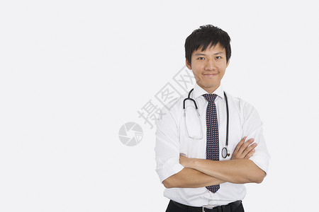 亚洲男医生的肖像,手臂交叉白色背景上图片