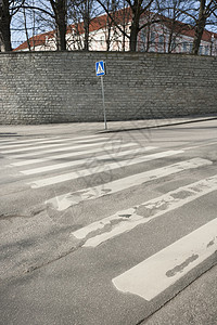 空街上的行人过路标志塔林爱沙尼亚欧洲背景图片