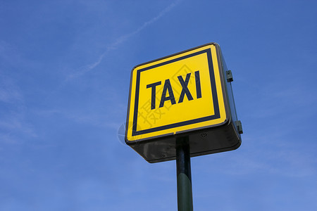 向蓝天的出租车标志的低角度视图背景图片