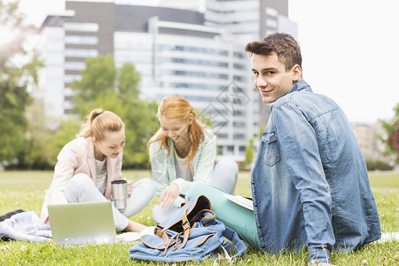 轻人女朋友大学校园学的肖像图片