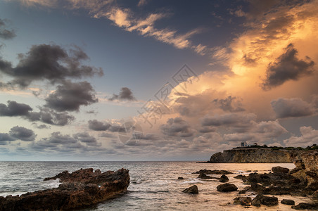 地中海岩石海岸线上美丽的日出景观海景图片