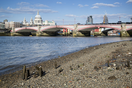 低潮河泰晤士河伦敦城市天际线,包括保罗大教堂图片