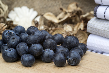 新鲜的夏季蓝莓乡村木制背景上新鲜夏季蓝莓的观图像图片