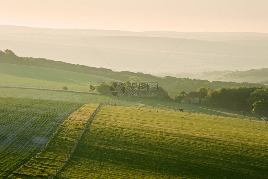 夏天英国乡村景观上美丽的日出图片