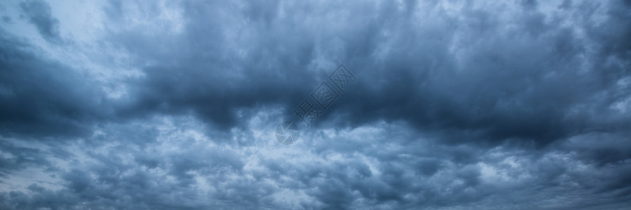 戏剧暴风雨天空的全景背景图片