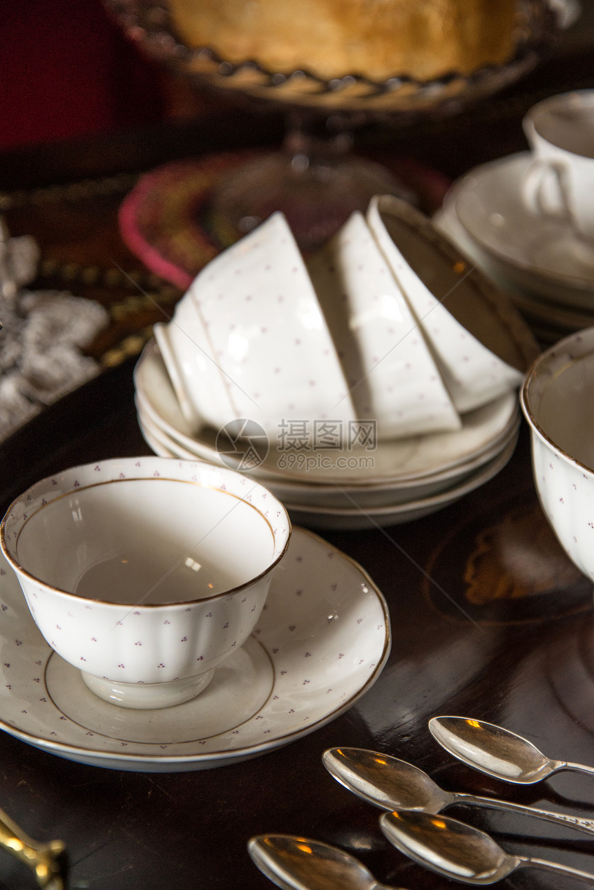18世纪的杯子茶托镶嵌木制托盘上图片
