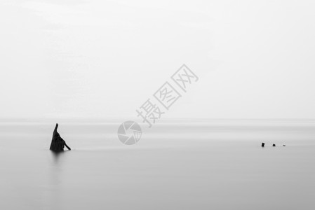 海难废墟的景观极简主义形象,黑白相间背景图片
