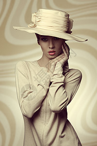 时尚拍摄的感女与优雅的协调风格,大帽子米色连衣裙背景图片