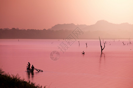 斯里兰卡湖上的渔船高清图片