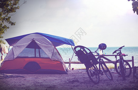 海滩上的帐篷背景图片