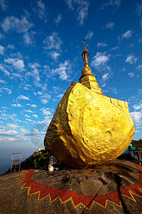 缅甸的金岩佛塔高清图片