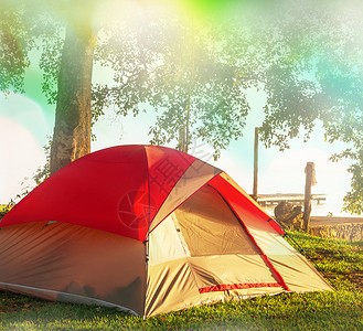 绿色草原上的帐篷背景图片