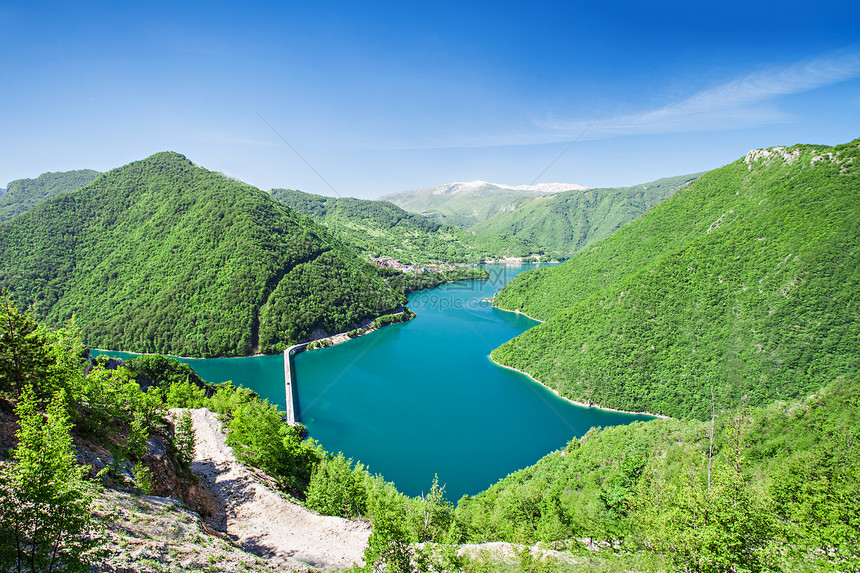 美丽的青山湖泊与戏剧的天空图片