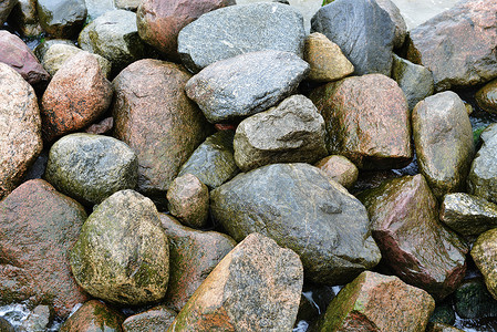 院子里的堆大石头背景图片