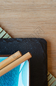空寿司用筷子供应盘子背景图片