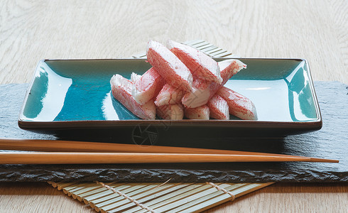 用筷子盘子上的新鲜寿司筷子图片
