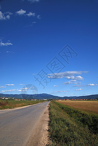 宽楼距长乡村公路与天空背景