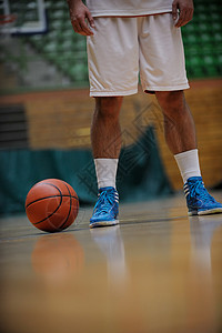 nba运动员室内健身房黑色背景上的篮球球板网背景