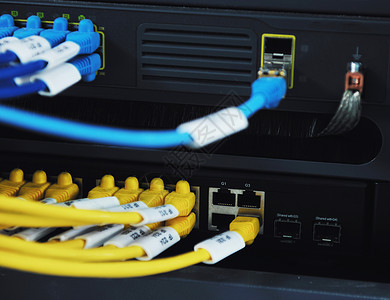 网络服务器机房的电线电路图片