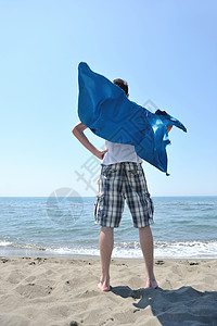 趣的超级英雄站沙滩上高清图片