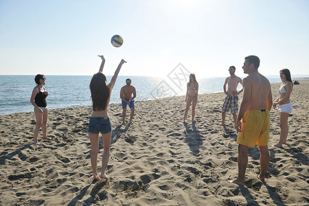 轻人体玩得开心,阳光明媚的夏日打沙滩排球高清图片