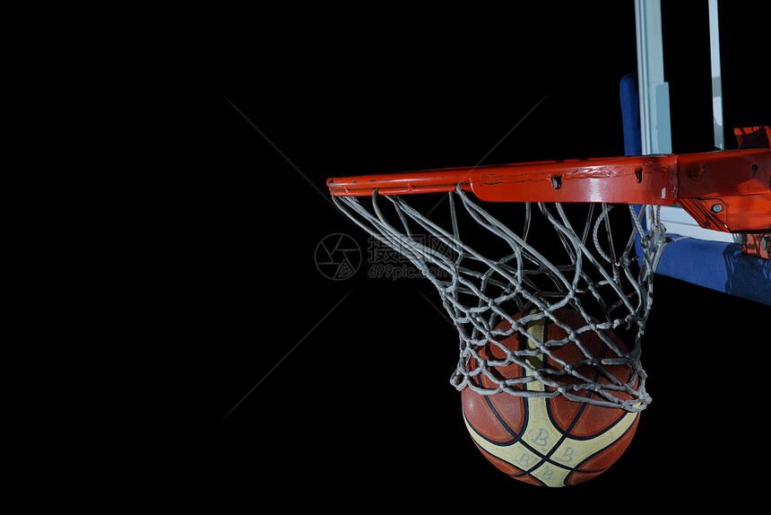 室内健身房黑色背景上的篮球球板网图片