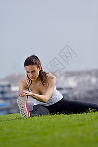 轻漂亮的女人早上城市的公园慢跑跑步妇女体育户外健康健身的图片