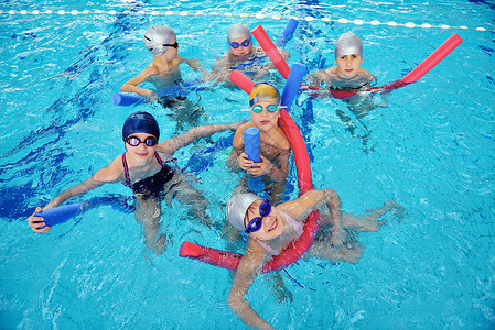 快乐的孩子们游泳池上课学游泳背景图片