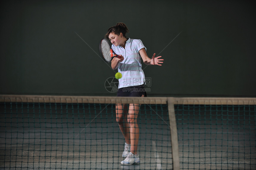 轻女孩室内锻炼网球运动图片