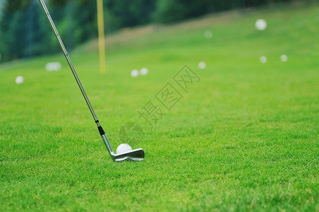 运动高尔夫球场洞上的高尔夫球高清图片