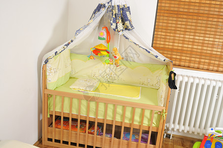婴儿床,室内五颜六色的玩具室内的高清图片素材