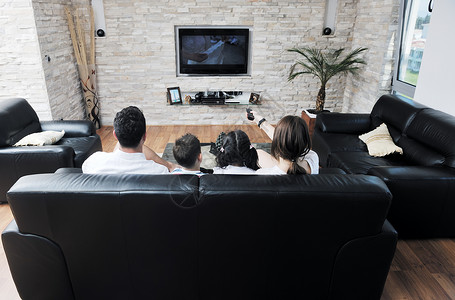 幸福的轻家庭现代家庭室内观看平板电视图片