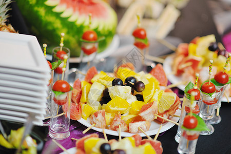 宴会桌上安排水果蔬菜肉类鱼类的缓冲食品特写背景图片