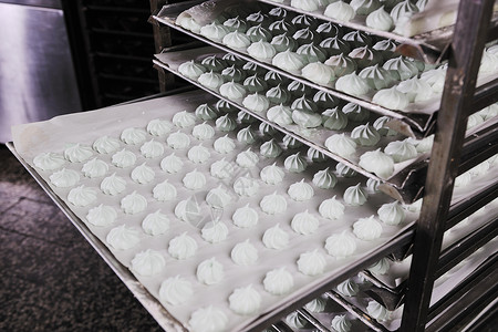 许多甜蛋糕食品厂大量生产高清图片