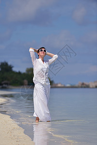 快乐的轻女子美丽的热带海滩上度假,享受乐趣放松图片