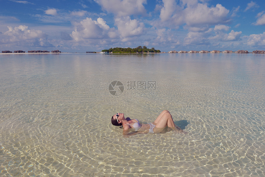 快乐的轻女子美丽的热带海滩度假,享受乐趣放松图片