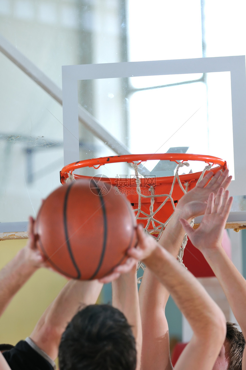 与学校健身房打篮球的人竞争图片