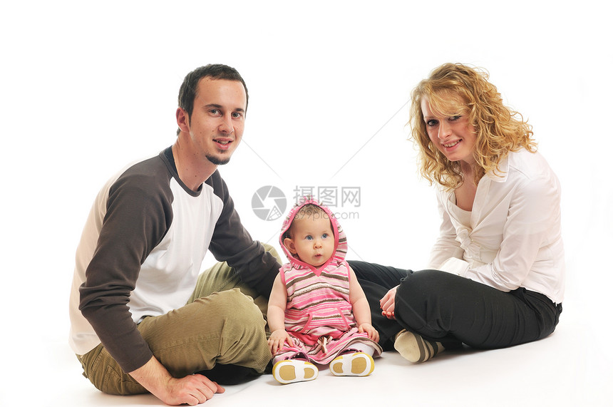 轻幸福的家庭与美丽的婴儿隔离白色图片