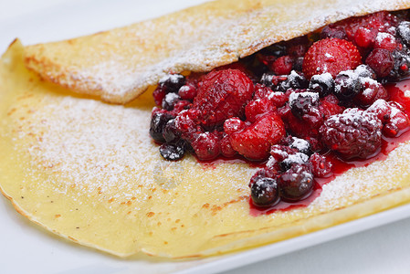 煎饼与新鲜草莓果酱特写分离的背景健康机食品早餐图片