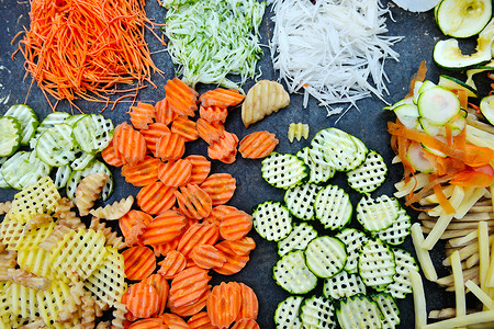 新鲜健康机食品混合蔬菜切片黑色背景图片
