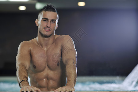 轻,健康,好看,男子气概的模特运动员酒店室内游泳池图片