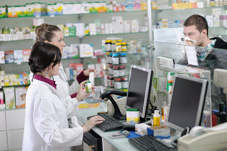 轻药剂师向药店的买家推荐医用药物微笑高清图片素材