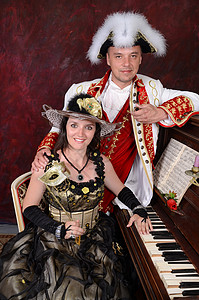 复古快乐的轻夫妇穿着维多利亚时尚的衣服图片