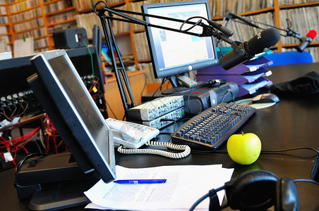 电台logo无线电台室内麦克风背景