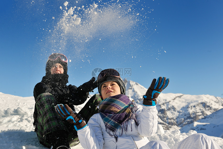冬季妇女滑雪运动图片