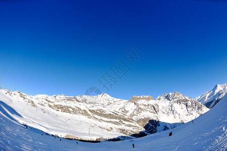 冬季的新鲜雪下,高山图片