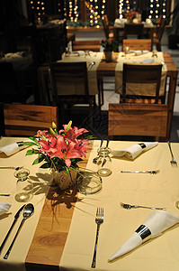 豪华的现代室内餐厅,配木制椅子桌子图片