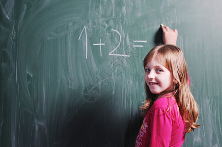 快乐的轻女孩数学课上的肖像图片
