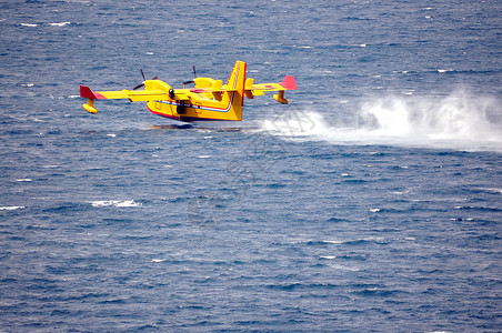 飞机海上取水灭火背景图片