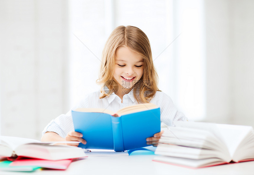 教育学校小学生女孩学校学阅读书籍图片